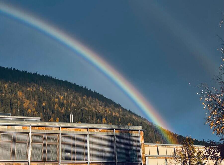 regnbue over bygg høgskolen i innlandet lillehammer